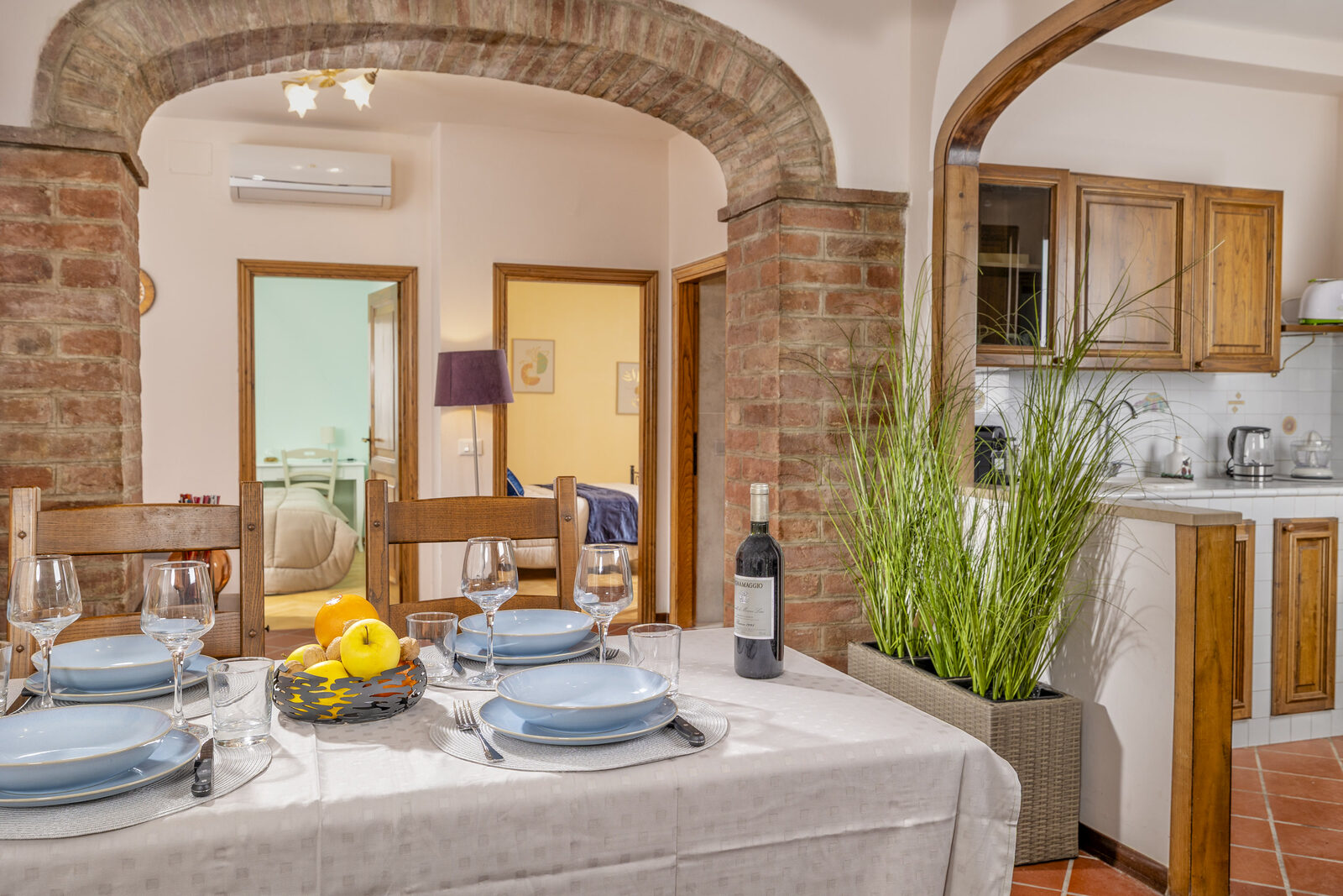 Sala da pranzo con archi in mattoni, appartamento La Botte